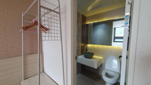 uma casa de banho com um WC e uma cabina de duche em vidro. em Hostel Korea - Changdeokgung em Seul