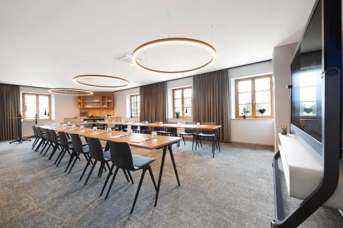 a conference room with a long table and chairs at Hotel Hanauerhof in Appenweier