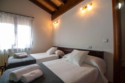a bedroom with two beds with towels on them at El Rincón de Antonio in Monfarracinos