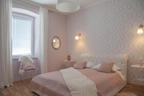 a bedroom with a bed and a window at Captain Emo City Apartments in Pula