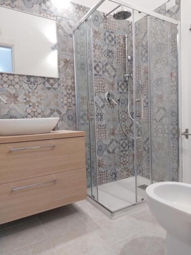 uma casa de banho com um chuveiro e um lavatório. em Levante em Terrasini