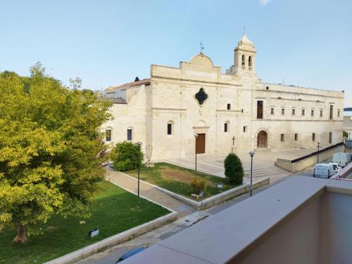 balkon z widokiem na budynek w obiekcie STRADONE 132 w mieście Gravina in Puglia