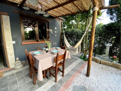 une table et des chaises assises sur une terrasse dans l'établissement Harmony Cottage: a place for your soul., à San Felice Circeo