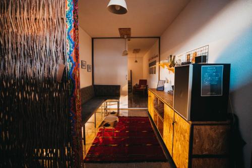 Plis Room - Old Bazaar في بيخا: ممر فيه غرفة فيها تلفزيون وكاونتر