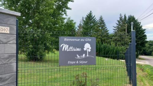 a sign that reads welcome to wilmington on a fence at Millésime in Perville