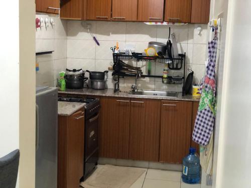 Athi RiverにあるPASWELL'S HOMES 3 Bedroom Apartment at Greatwall Gardensのシンクとコンロのあるキッチン