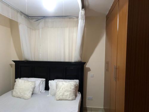 PASWELL'S HOMES 3 Bedroom Apartment at Greatwall Gardensにあるベッド