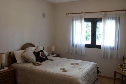 Un dormitorio con una cama grande y una ventana en Charming Religious House II, en Fátima