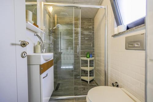 Baðherbergi á Flat w Shared Pool and Balcony 8 min to Beach