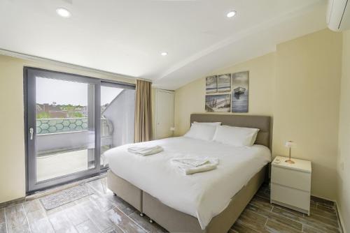 Ένα ή περισσότερα κρεβάτια σε δωμάτιο στο Flat w Shared Pool and Balcony 8 min to Beach