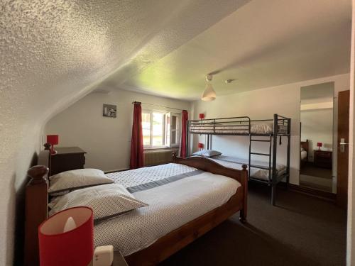 ミッテヴィヒエにあるGite des 5 cigognes rougeのベッドルーム1室(ベッド1台、二段ベッド1組付)