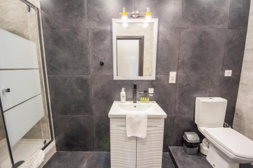 Ein Badezimmer in der Unterkunft DayFlat Apartments Khreschatyk