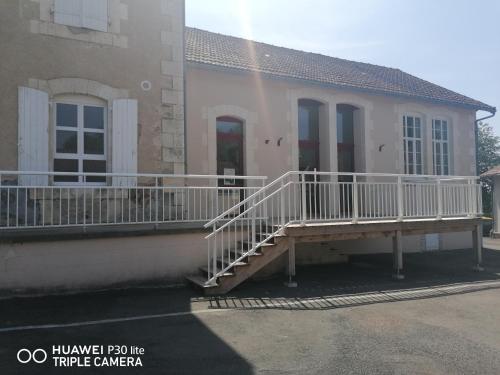 Casa con porche y terraza blanca en Gite d'Etape de Chirac, en Chirac
