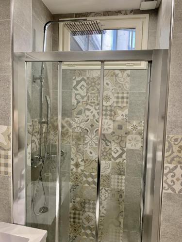 une douche avec une porte vitrée dans une salle de bain dans l'établissement Trés jolie Studio Hyper Centre, à Troyes