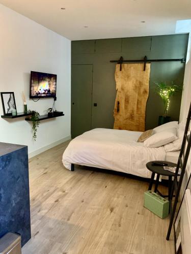 a bedroom with a bed and a chair in it at Trés jolie Studio Hyper Centre in Troyes