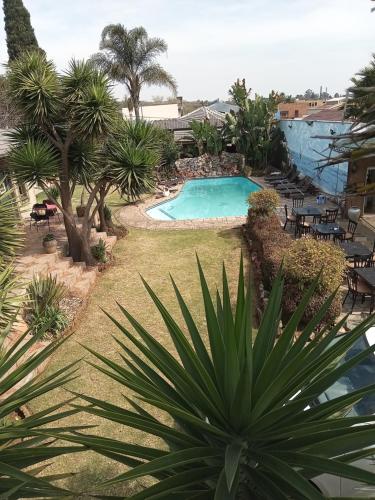 vista para uma piscina num resort em Petra Lodge em Edenvale