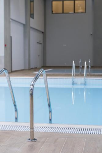 Bazén v ubytování Harmony Superior Apartment nebo v jeho okolí