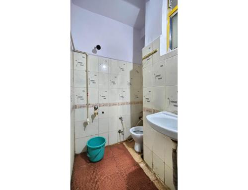 uma casa de banho com um WC e um lavatório em Hotel Prakash Inn, Bhopal em Bhopal