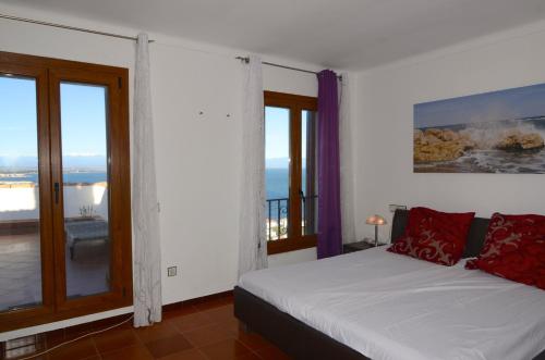 - une chambre avec un lit et une vue sur l'océan dans l'établissement VILLA GARBINELL, à L'Escala