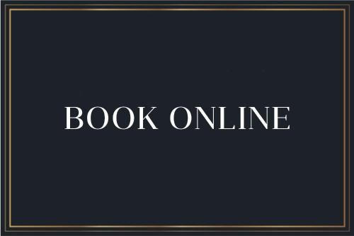 een teken dat zegt boek online op een zwarte achtergrond bij Majestic Boutique Hotel Deluxe in Sint-Petersburg