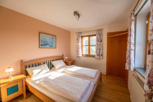 1 dormitorio con cama y ventana en Scheidlerhof, en Theisseil