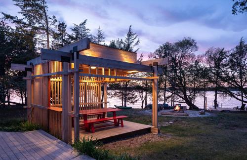 Starbase PEC - Bespoke Waterfront Home w Pickleball Court