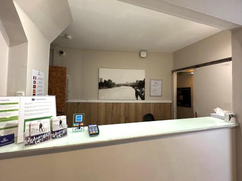 une salle d'attente avec un comptoir dans un bâtiment dans l'établissement Timhotel Boulogne Rives de Seine, à Boulogne-Billancourt