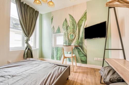 ein Schlafzimmer mit einem Bett und einem TV an der Wand in der Unterkunft T2 fac centre ville in Rouen