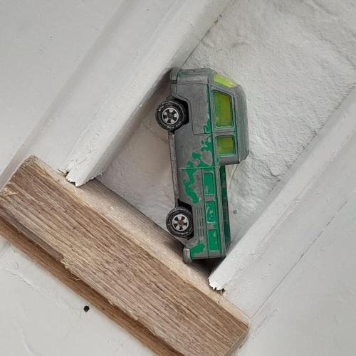 a green object is attached to a ceiling at Vakantiehuisje Mies Rust en stilte aan het strand in Hoofdplaat