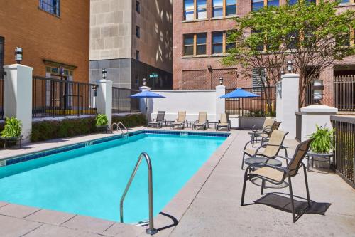 Bazén v ubytování SpringHill Suites Memphis Downtown nebo v jeho okolí