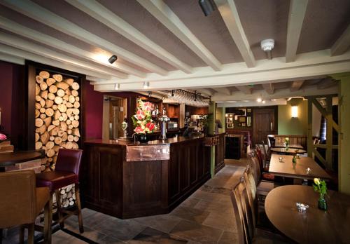 Ο χώρος του lounge ή του μπαρ στο The Bull at Great Totham Limited