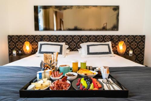  Hotel Marignan Champs-Elysées -  Chambre  photo :   Tea/Coffee maker    Minibar    Bath                           