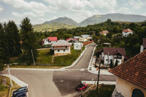 Nespecifikovaný výhled na hory nebo výhled na hory při pohledu z penzionu