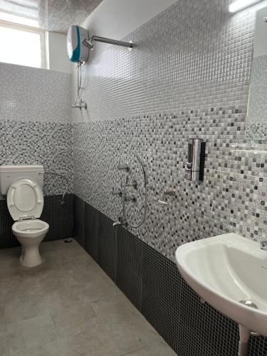 un bagno con doccia, WC e lavandino di J.J bed and breakfast a Port Blair