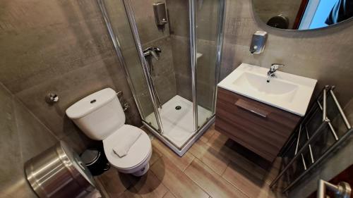 ein Bad mit einer Dusche, einem WC und einem Waschbecken in der Unterkunft Kiosk 550 Apartment - Póvoa de Varzim in Póvoa de Varzim