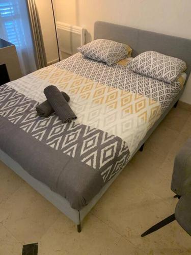 un lit avec deux oreillers dessus dans l'établissement Paule - Studio climatisé au 3eme place pie 2pers, à Avignon