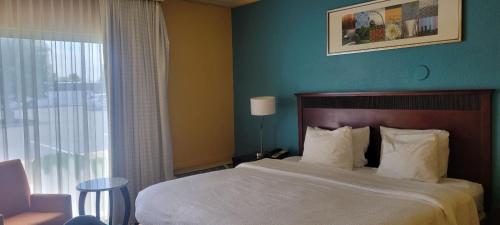Postel nebo postele na pokoji v ubytování Chester Inn & Suites