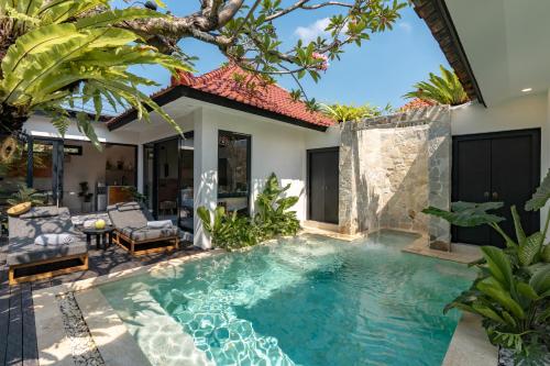 een zwembad in de achtertuin van een villa bij Zee Design Villa & Spa Sanur in Sanur