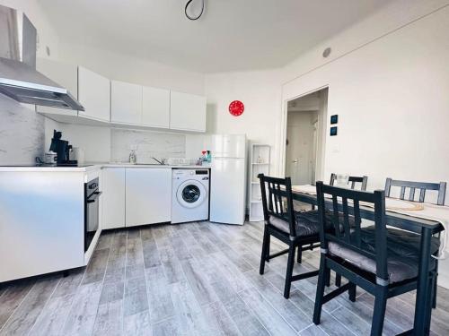 uma cozinha com uma mesa e 2 cadeiras numa cozinha em L'escale Laonnoise em Laon
