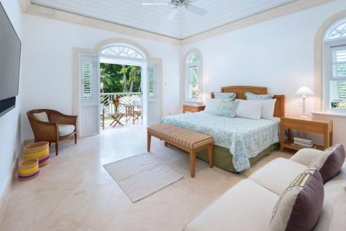 - une chambre blanche avec un lit et un canapé dans l'établissement Hemingway House Blue Sky Luxury, à Saint Peter