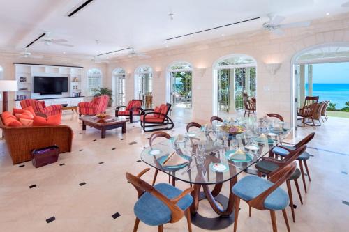 - un salon avec une table et des chaises dans l'établissement Hemingway House Blue Sky Luxury, à Saint Peter