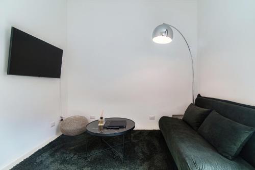 TV a/nebo společenská místnost v ubytování Giuliny Lovely Flat - The House Of Travelers