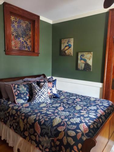um quarto com uma cama e duas fotografias na parede em Firehouse Inn em Barre