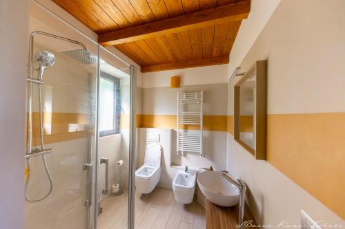 a bathroom with three toilets and a shower at Agriturismo Casa del Principe in Torre Bormida