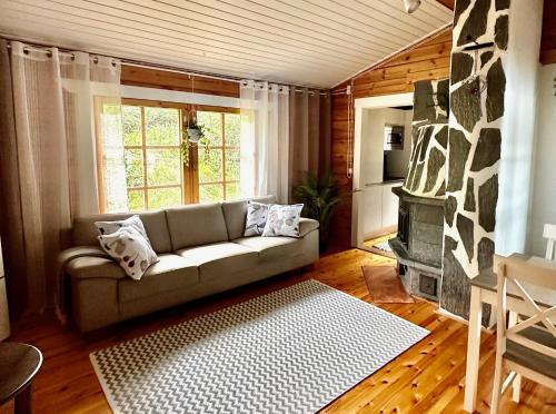sala de estar con sofá y chimenea en Cityvilla on the shore of Lake Haapajärvi, en Joensuu