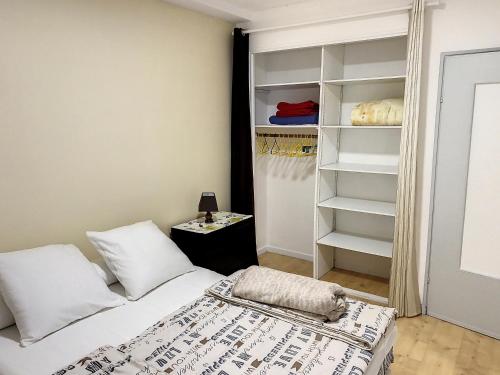 グレウー・レ・バンにあるAppartement - Résidence Les Cedresのベッドルーム1室(ベッド1台、クローゼット付)
