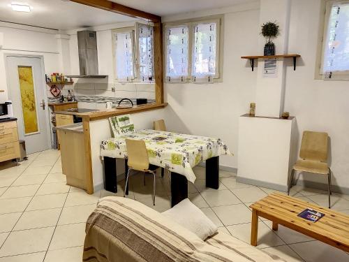 une cuisine avec une table recouverte d'une nappe dans l'établissement Appartement - Résidence Les Cedres, à Gréoux-les-Bains