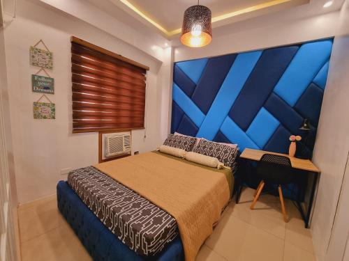 um quarto com uma cama e uma grande janela em Modern Minimalist Condo near Airport em Manila