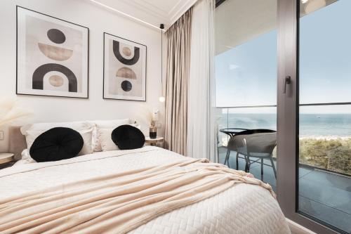 מיטה או מיטות בחדר ב-Royallux Apartment Waves Resort & SPA - Sea View from Balcony by Renters Prestige