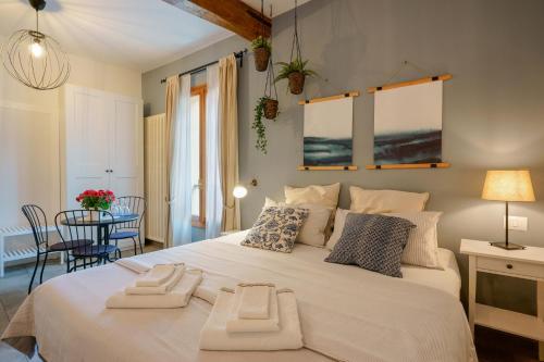duże białe łóżko w pokoju ze stołem w obiekcie B&B Il Viaggio Bologna w Bolonii